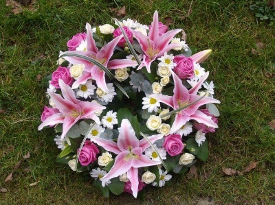 101 Medium Rose and Lily Wreath