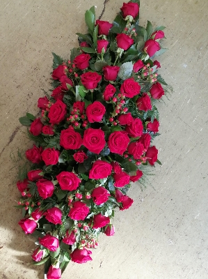 70 Red rose spray