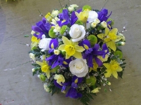 11 White , Yellow and Blue Posy